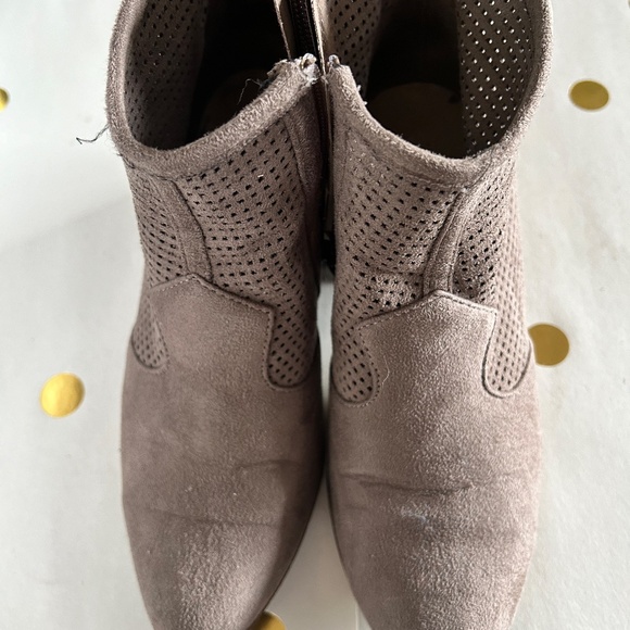 EUC Cityclassified tan perforated faux suede ankle booties - size 8.5 TTS - Picture 2 of 6